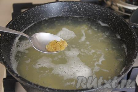 Как только вода с картофелем закипит, сразу всыпать в кастрюлю булгур, перемешать, после закипания уменьшить огонь и варить 10 минут.