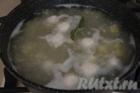 После того как булгур проварится 10 минут, выложить в кастрюлю фрикадельки и лавровый лист, дать супу закипеть, а после этого варить на небольшом огне 10 минут.