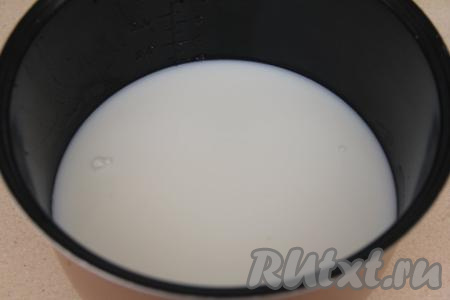 Влить в чашу мультиварки молоко комнатной температуры, крышку закрыть. Выставить на 30 минут режим "Молочная каша".