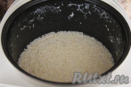 После звукового сигнала мультиварки нежная, вкусная, в меру густая рисово-пшённая каша, сваренная на молоке, будет готова.