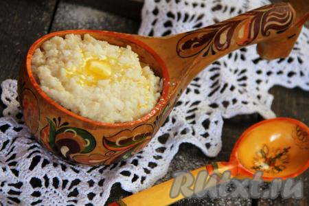 Разложить кашу из чаши мультиварки по тарелкам. По желанию, в каждую тарелку можно добавить по кусочку сливочного масла. Подать сытную рисово-пшённую кашу к столу. Отличное блюдо для всей семьи, попробуйте!