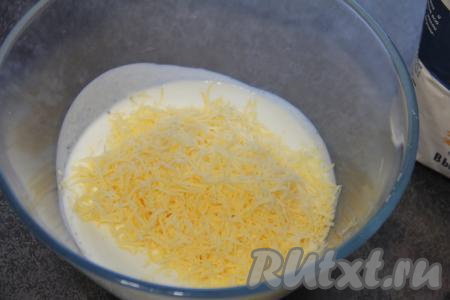 Добавить сыр в миску с кефиром, перемешать массу.
