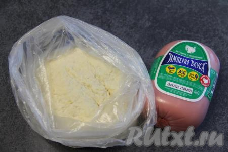 Добавляя муку, учитывайте, что сырное тесто должно получиться мягким, нежным и не липнущим к ладоням. Поместить замешанное тесто в пакет и оставить на 30 минут на столе.