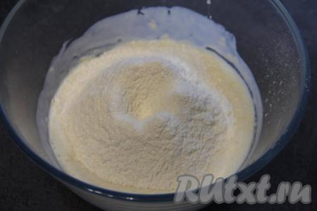 Всыпать соль, сахар и часть муки, перемешать. Постепенно начать добавлять оставшуюся муку, сначала перемешивая сырное тесто ложкой, а затем вымесить его руками.