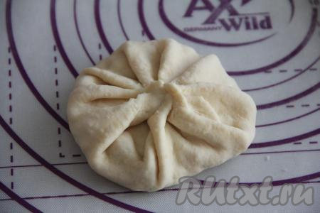 Защипать края теста над ветчиной, как мешочек.