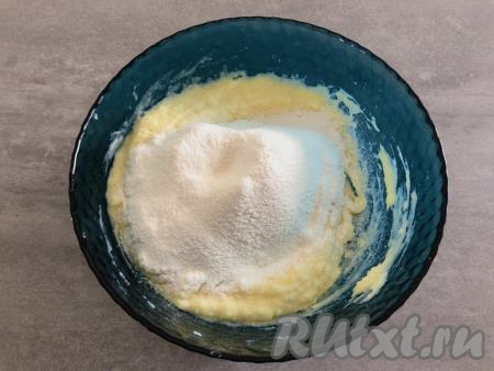 Затем в пюре просеиваем муку, тщательно перемешиваем столовой ложкой.