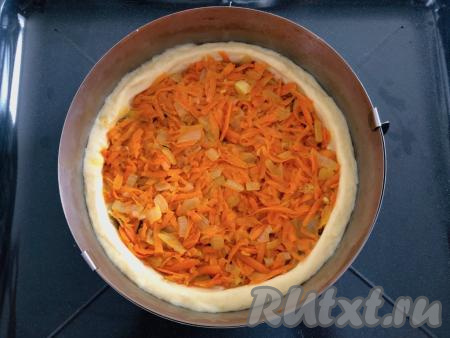 Затем выкладываем обжаренные овощи поверх грибов.