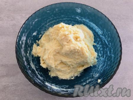 Картофельное тесто должно получиться достаточно густым и вязким.