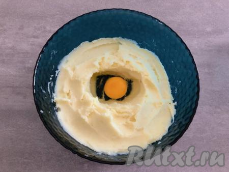 В получившееся картофельное пюре разбиваем яйцо и тщательно перемешиваем.