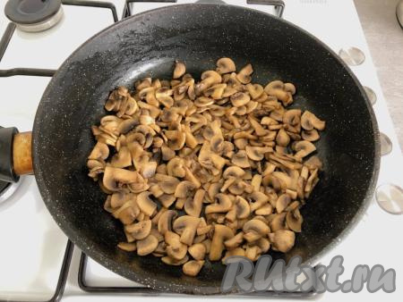 Теперь приступим к приготовлению начинки. Грибы моем. Если вы готовите картофельный пирог с лесными грибами, тогда их нужно заранее отварить в течение 30 минут с момента закипания воды, а затем лишнюю воду слить. Я готовила пирог с шампиньонами, их предварительно отваривать не нужно. Нарезаем подготовленные грибы (я нарезала шампиньоны на тонкие полоски, лесные грибы можно нарезать достаточно мелко). Выкладываем грибы на сковороду, разогретую с растительным маслом, и обжариваем минут 10-15 на среднем огне, периодически перемешивая, солим их и перчим по вкусу. Даём грибам немного остыть.