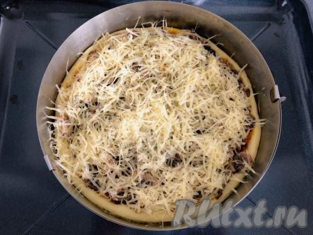 Через указанное время убираем фольгу, пирог посыпаем сыром, натёртым на мелкой тёрке, и выпекаем в духовке ещё 5 минут.