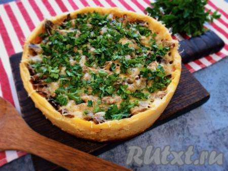 Готовый картофельный пирог с грибами достаём из духовки, даём немного остыть, извлекаем из формы, посыпаем мелко нарезанной зеленью и можно подавать к столу.