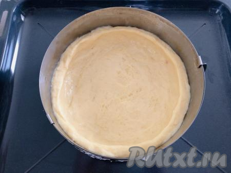 Смазываем форму для выпечки растительным маслом. Я выпекала картофельный пирог в разъёмном кондитерском кольце диаметром 20 сантиметров, предварительно сформировав дно из фольги, сложенной в несколько слоёв. В подготовленную форму выкладываем картофельное тесто, формируя основу пирога и бортики (высота бортиков должна быть примерно 4-5 сантиметров). Для того чтобы бортики были более ровными, я придаю им форму с помощью столовой ложки, смазанной растительным маслом (благодаря маслу, тесто не прилипает к ложке и ему легко придать нужную форму).