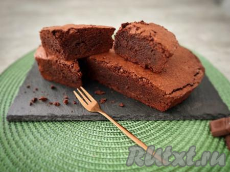 Достаём готовый брауни из духовки, даём ему остыть, после этого нарезаем и подаём к столу с чаем или кофе.&nbsp;