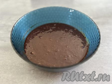 Вскоре шоколад и сливочное масло начнут таять, перемешивая лопаткой, прогреваем смесь до полного растворения кристаллов сахара (на это мне потребовалось примерно 10 минут). Затем выключаем огонь, снимаем миску с шоколадной смесью с водяной бани и даём немного остыть при комнатной температуре. Смесь не должна быть слишком горячей, так как на следующем этапе будем добавлять в неё куриный яйца. Остывшую шоколадную смесь перекладываем в миску, в которой будет удобно взбивать миксером, добавляем яйца. На средней скорости миксера взбиваем шоколадную смесь миксером в течение нескольких минут (до однородности).