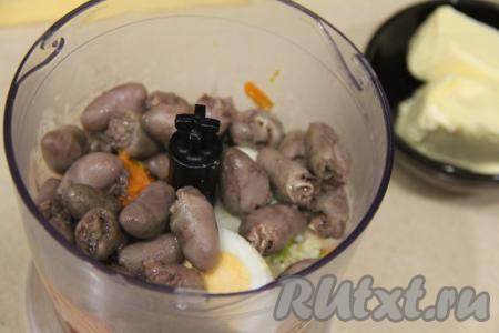 Сюда же выложить куриные сердечки.