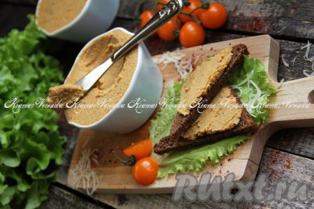 Готовый паштет подать к столу.