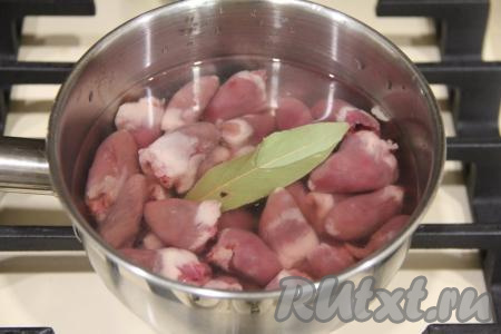 Куриные сердечки промыть водой, срезать с них крупные сосуды. Выложить сердечки в кастрюлю и полностью залить их водой, добавить лавровый лист и поставить на огонь. Варить сердечки с момента закипания на медленном огне примерно 45 минут. Затем остудить, достать из бульона, дать лишней жидкости стечь.
