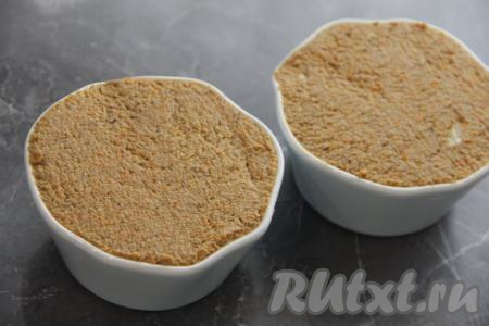 Переложить паштет из куриных сердечек в удобную ёмкость (у меня керамические формочки), накрыть и поставить в холодильник на 2 часа.