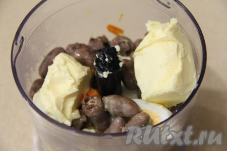 Добавить сливочное масло комнатной температуры.