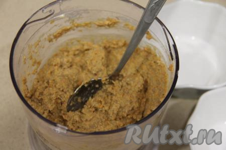 Всыпать соль по вкусу и влить сливки (или молоко). Измельчить массу до однородного состояния.