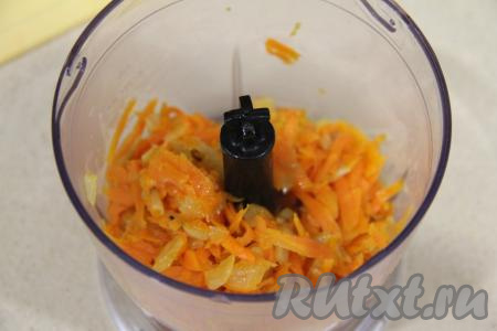 В измельчитель выложить остывшие морковь с луком.