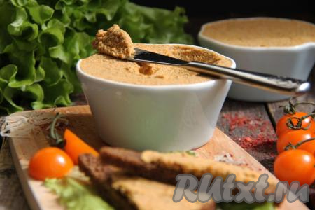 Паштет из куриных сердечек, приготовленный в домашних условиях, может храниться в холодильнике 2-3 суток. Мы съедаем такую порцию за один присест. Особенно вкусно намазать паштет на кусочек хлеба или тоста и скушать с чашечкой чая или кофе.