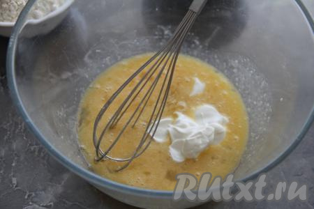 Добавить жидкий мёд (если мёд засахарился, заранее растопите его на водяной бане и дайте слегка остыть) и сметану, перемешать венчиком.