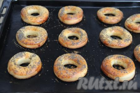 Выпекать бублики минут 20 (до подрумянивания) в духовке, разогретой до 180 градусов.