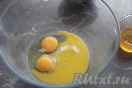 В глубокой миске, удобной для замешивания теста, нужно соединить яйца, соль, растопленное чуть тёплое сливочное масло, оставшийся сахар, перемешать массу венчиком.