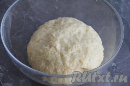 Добавляя понемногу муку, учитывайте, что тесто должно получиться мягким, не липнущим к ладоням. Оставить тесто в миске, прикрыв полотенцем, в тёплом месте на 1 час.