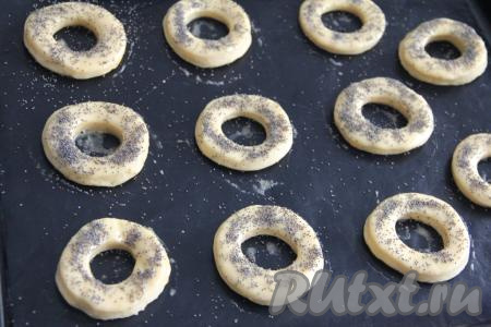 Затем бублики смазать взбитым желтком, по желанию, их можно сверху присыпать маком.