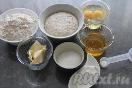 Прежде всего сделаем опару, для этого молоко нужно подогреть до 38-40 градусов, перелить в небольшую ёмкость, добавить дрожжи и 0,5 столовой ложки сахара, перемешать получившуюся опару и оставить на 10-15 минут в тёплом месте (до появления на поверхности опары пышной шапки).