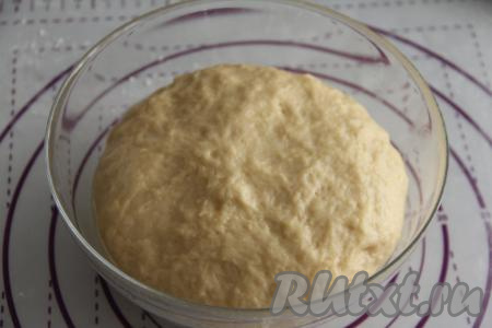 По прошествии часа тесто для бубликов увеличится в объёме в несколько раз и округлится.