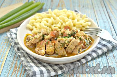 Гуляш, приготовленный из свинины с помидорами, получился вкусным, в меру густым, сытным, к столу подаём с гарниром (в этот раз я подала с макаронами).&nbsp;