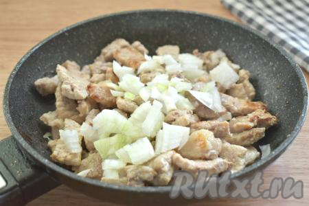 К обжаренной свинине добавляем лук, нарезанный достаточно мелко, перемешиваем, обжариваем на среднем огне 3-4 минуты, периодически перемешиваем.