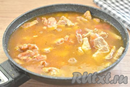 Сюда же вливаем 350-400 миллилитров тёплой кипячёной воды, по вкусу солим, доводим на достаточно сильном огне до кипения.