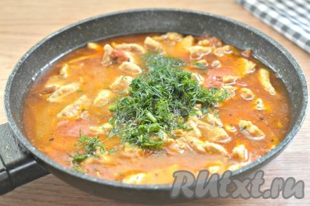 В конце приготовления добавляем нарезанную свежую зелень, перемешиваем, готовим 1 минуту и убираем с огня.