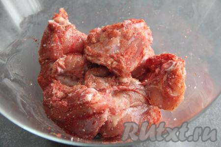 Тщательно перемешать, втирая специи в куриное мясо.
