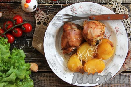 Достать противень из духовки, аккуратно, чтобы не ошпариться, разрезать рукав для запекания, разложить картошку с куриными бёдрышками по тарелкам и подать вкусное, ароматное блюдо к столу.