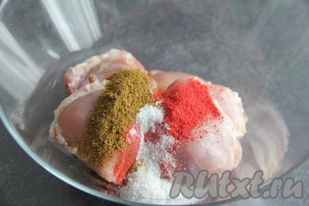Куриные бёдра промыть, затем, по желанию, снять с них кожу. Переложить бёдрышки в глубокую миску, добавить к ним соль и специи (у меня - специи для курицы и копчёная паприка).