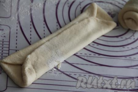 Завернуть сначала боковые части теста с широких краёв внахлёст, как на фото.