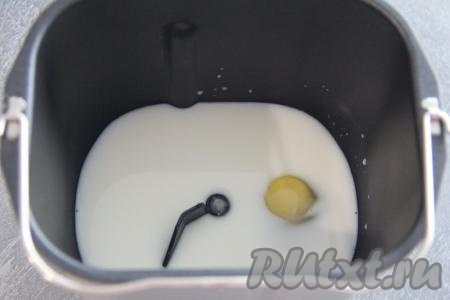 Я замес теста сделала в хлебопечке, но опишу ниже, как можно замесить тесто вручную. Соединить в небольшой ёмкости молоко и воду, перемешать и подогреть до 38-40 градусов. В ведёрко хлебопечки влить тёплую смесь молока и воды, добавить яйцо, всыпать сахар и соль.