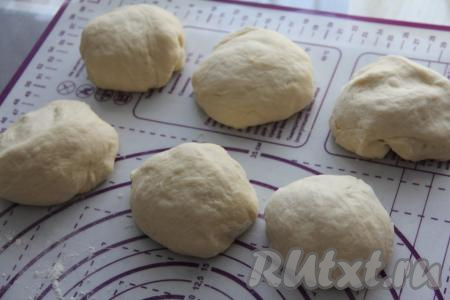 Разделить тесто на 6 равных частей.