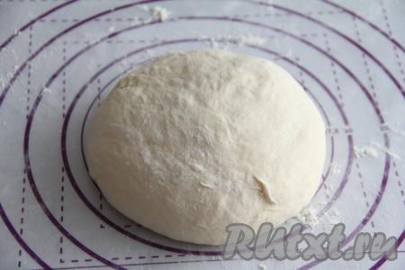 Обмять тесто и оставить на столе на 15 минут под полотенцем.