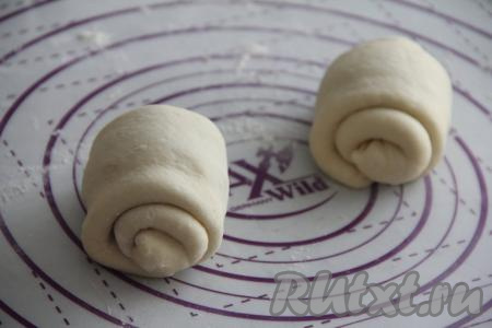 А затем свернуть тесто в рулетик, начиная с узкой стороны.