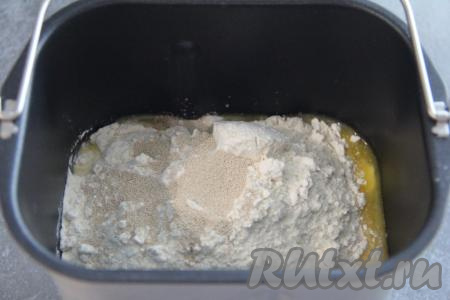 Для того чтобы замесить тесто для булочек руками, нужно смесь молока и воды, подогретую до 38-40 градусов, влить в глубокую миску, добавить сахар и дрожжи, хорошо перемешать и оставить минут на 10 (до появления на поверхности пенной шапочки), затем добавить яйцо, влить растопленное тёплое сливочное масло, перемешать, всыпать соль и начать понемногу добавлять муку, перемешивая тесто вначале ложкой, а затем, всыпая по мере необходимости муку, вымесить тесто руками в течение 10 минут. Всыпая муку, учитывайте, что дрожжевое тесто должно стать нежным, не липнущим к рукам. Оставить тесто, прикрыв полотенцем, в тёплом месте на 1 час.