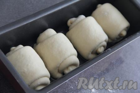 Выложить заготовки японских булочек "Хоккайдо" в форму (лучше выкладывать заготовки булочек на небольшом расстоянии друг от друга). Я выпекала 4 штуки в форме для хлеба и 2 булочки в отдельной форме.
