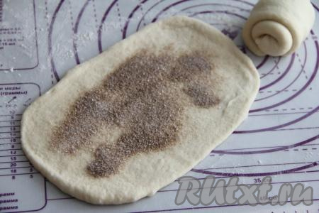 Для приготовления начинки соединить сахар и корицу, перемешать и зрительно разделить начинку на 6 частей (по количеству частей теста). Присыпать раскатанный овал одной частью начинки из корицы и сахара, немного отступив от краёв.