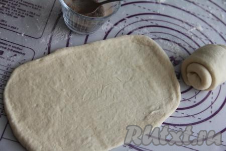 Каждую часть теста на посыпанной мукой поверхности раскатать в овал толщиной 5-7 миллиметров.